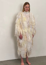 Lade das Bild in den Galerie-Viewer, LONG FRINGE COAT // white -creme