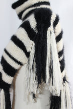 Lade das Bild in den Galerie-Viewer, KNITTED COLLAR - SHOULDERPIECE // black & white stripes
