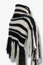 Lade das Bild in den Galerie-Viewer, KNITTED COLLAR - SHOULDERPIECE // black & white stripes