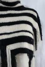 Lade das Bild in den Galerie-Viewer, KNITTED COLLAR - SHOULDERPIECE // black & white stripes