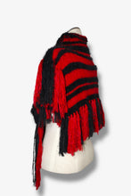 Lade das Bild in den Galerie-Viewer, KNITTED COLLAR - SHOULDERPIECE // black & red stripes