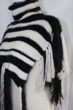 Lade das Bild in den Galerie-Viewer, KNITTED COLLAR - SHOULDERPIECE // black & white stripes