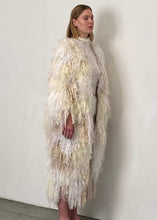 Lade das Bild in den Galerie-Viewer, LONG FRINGE COAT // white -creme