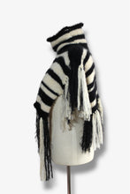 Lade das Bild in den Galerie-Viewer, KNITTED COLLAR - SHOULDERPIECE // black & white stripes