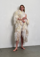 Lade das Bild in den Galerie-Viewer, LONG FRINGE COAT // white -creme