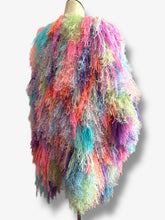 Lade das Bild in den Galerie-Viewer, FRINGE COAT // Bubblegum