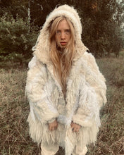 Lade das Bild in den Galerie-Viewer, EMBROIDERED JACKET // creme, white