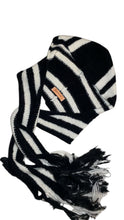 Lade das Bild in den Galerie-Viewer, HOODED SCARF // black & white stripes