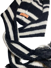 Lade das Bild in den Galerie-Viewer, HOODED SCARF // black & white stripes