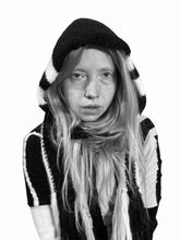 Lade das Bild in den Galerie-Viewer, HOODED SCARF // black & white stripes