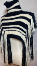 Lade das Bild in den Galerie-Viewer, KNITTED COLLAR - SHOULDERPIECE // black & white stripes