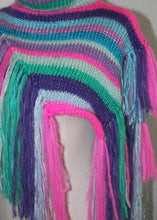 Lade das Bild in den Galerie-Viewer, KNITTED COLLAR / SHOULDERPIECE - Bubblegum stripes