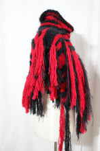 Lade das Bild in den Galerie-Viewer, KNITTED COLLAR - SHOULDERPIECE // black &amp; red stripes
