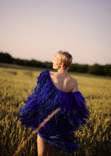 Lade das Bild in den Galerie-Viewer, FRINGE COAT LONG // BLUE
