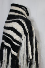 Lade das Bild in den Galerie-Viewer, KNITTED COLLAR - SHOULDERPIECE // black &amp; white stripes
