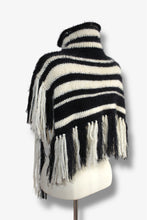 Lade das Bild in den Galerie-Viewer, KNITTED COLLAR - SHOULDERPIECE // black &amp; white stripes
