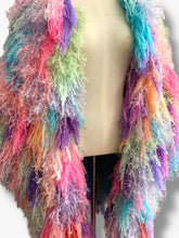 Lade das Bild in den Galerie-Viewer, FRINGE COAT // Bubblegum
