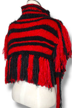 Lade das Bild in den Galerie-Viewer, KNITTED COLLAR - SHOULDERPIECE // black &amp; red stripes
