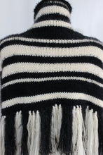 Lade das Bild in den Galerie-Viewer, KNITTED COLLAR - SHOULDERPIECE // black &amp; white stripes
