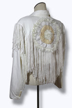 Lade das Bild in den Galerie-Viewer, EMBROIDERED FRINGE BLAZER // WHITE
