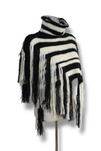 Lade das Bild in den Galerie-Viewer, KNITTED COLLAR - SHOULDERPIECE // black &amp; white stripes
