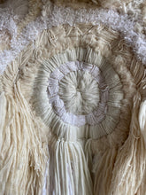 Lade das Bild in den Galerie-Viewer, EMBROIDERED JACKET // creme, white
