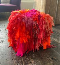 Lade das Bild in den Galerie-Viewer, RED/ORANGE FRINGE CUBE
