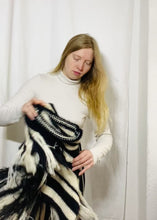 Laden und Abspielen von Videos im Galerie-Viewer, KNITTED COLLAR - SHOULDERPIECE // black &amp; white stripes
