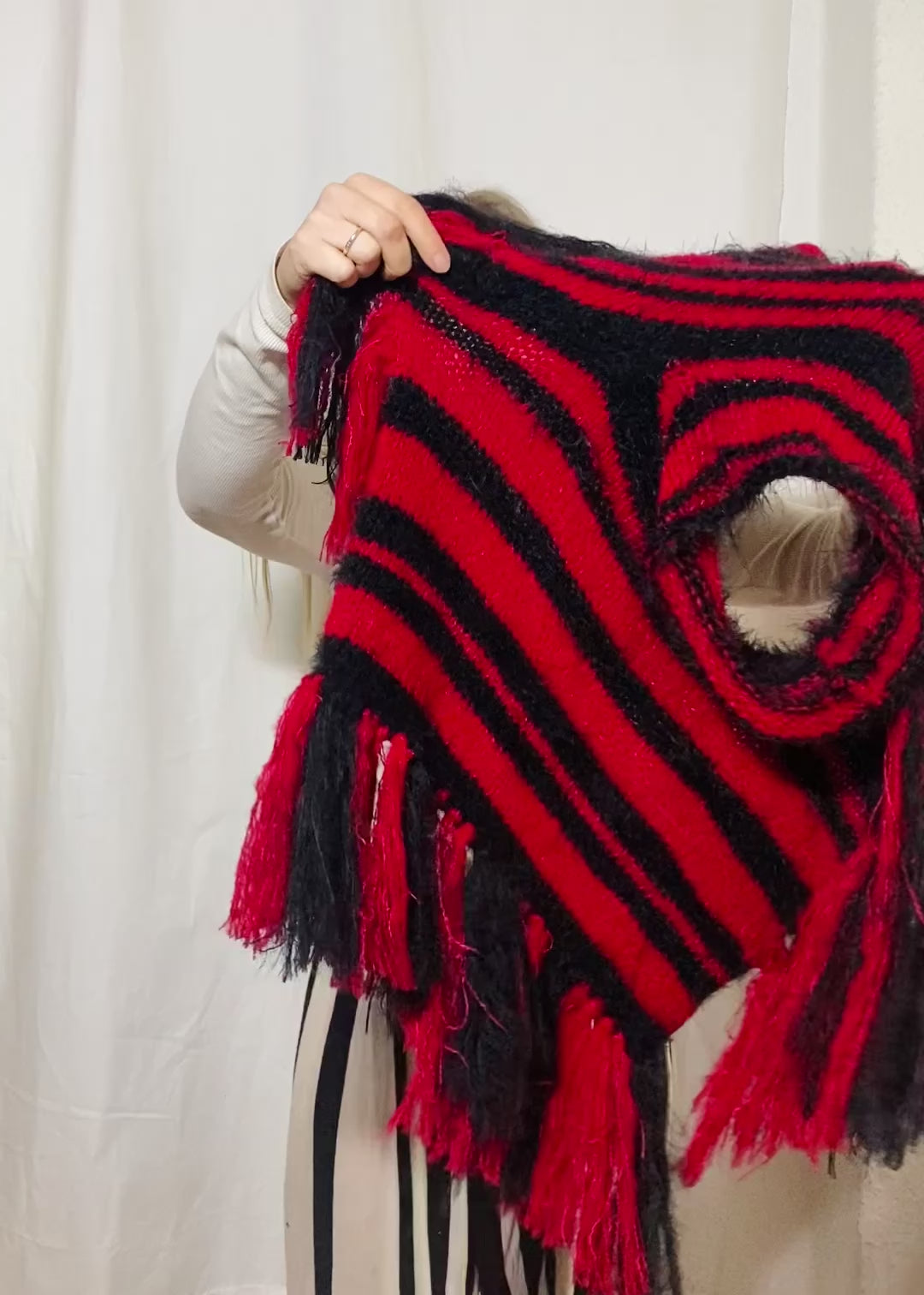 KNITTED COLLAR - SHOULDERPIECE // black & red stripes