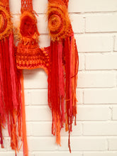 Lade das Bild in den Galerie-Viewer, Crochet Vest reds
